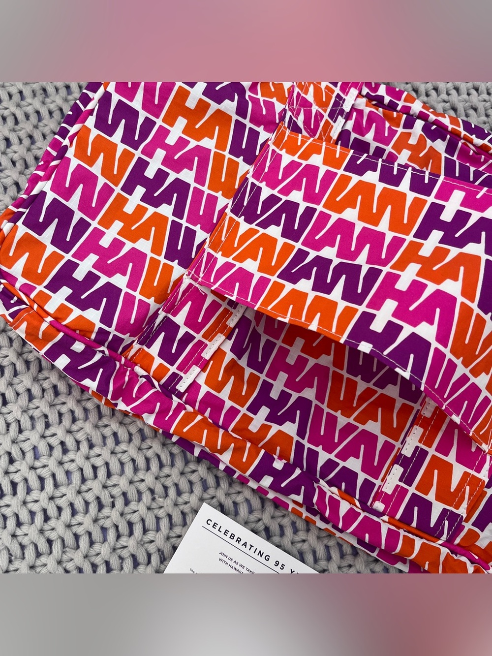 ALOHA Collection• HAWAIIAN AIRLINES KEEP IT LIGHT WEEKENDER In VINTAGE HAWAIIAN - Picture 6 of 9